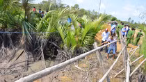 Thi thể người đàn ông nổi dưới kênh với hai tay bị buộc