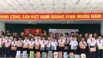 Công an TP Cần Thơ tặng xe đạp cho học sinh nghèo Phong Điền