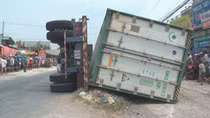 Thông tin thêm về vụ xe đầu kéo nổ lốp: 3 nạn nhân là người cùng gia đình