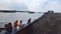 Tạm giữ 15 sà lan, chở hơn 4.000m3 cát chưa rõ nguồn gốc 