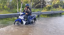 Triều cường dâng cao, người dân ngỡ ngàng vì xe chết máy trên quốc lộ