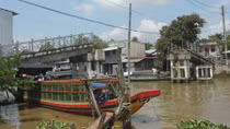 Sà lan gây sập nhịp cầu kênh Đứng ở Thới Lai