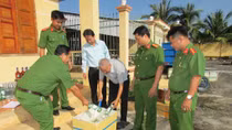 Đồng Tháp tiêu huỷ hàng trăm chai rượu ngoại nhập lậu