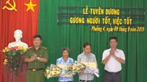 Trao thưởng cho hai người phụ nữ không tham của rơi