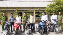 Trao trả 5 xe máy cho người dân bị mất trộm
