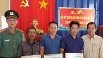 Trao giấy khen cho 3 người dân truy bắt tội phạm