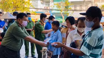 Công an TP Cần Thơ tặng 1.000 khẩu trang cho người dân