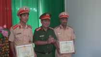 Khen thưởng các cá nhân có thành tích trong công tác tấn công tội phạm ma túy
