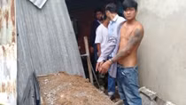 Ngáo đá đập phá mộ phần của cậu ruột