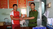 Chiến sĩ Công an xuất ngũ nhặt được của rơi tìm người trả lại