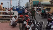 Nhóm thanh niên chém người xối xả trên phố 