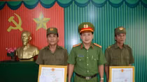 Công an Trà Vinh trao khen cho Công an xã có thành tích phá án