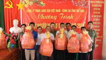 Công an Trà Vinh trao 100 phần quà Tết tặng người nghèo