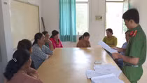 Xử phạt 13 “quý bà” đánh bài ăn tiền