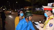 CSGT Trà Vinh lập chốt kiểm tra nồng độ cồn ban đêm