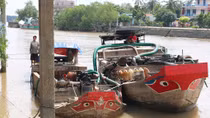 CSGT Trà Vinh bắt hai ghe hút trộm cát sông