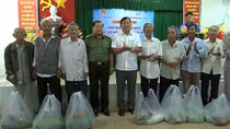 Công an TP Cần Thơ tặng quà, khám chữa bệnh cho bà con nghèo tại Cờ Đỏ