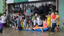 Triều cường hơn 2m, người dân lấy xuồng bơi trên phố