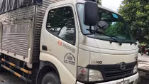 Xe tải "lén lút" xả chất thải lỏng xuống cống thoát nước
