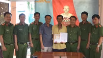 Trao giấy khen cho người đàn ông bán vé số