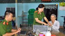 Công an TP Cần Thơ xuống tận nhà làm thẻ căn cước công dân cho người già