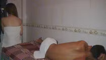 Hai nhân viên massage bán dâm cho khách tại phòng VIP