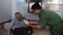 Công an tỉnh Trà Vinh tặng quà cho gia đình chính sách