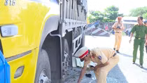Ôtô tải rẽ phải cuốn xe máy vào gầm gây tai nạn chết người