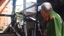 Cháy nhà trong hẻm, khu phố náo loạn