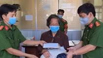 Công an TP Sa Đéc trao 600 phần quà cho hộ nghèo và bán vé số