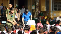 Công an TP Cần Thơ trao quà cho học sinh vùng sâu Cờ Đỏ