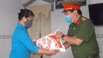 Tặng quà hỗ trợ giáo viên mầm non nghỉ việc do ảnh hưởng của dịch COVID-19