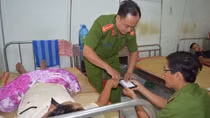 Công an Trà Vinh đến tận giường bệnh cấp CMND cho người nhân