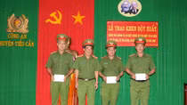 Công an Trà Vinh khen thưởng tập thể, cá nhân phá nhanh vụ án giết người