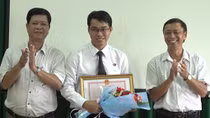 Khen thưởng thẩm phán hai lần không nhận quà biếu của đương sự