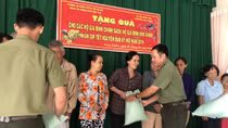 Công an Cần Thơ - Trà Vinh thăm, tặng quà cho gia đình chính sách, Mẹ VNAH