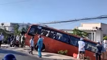 Xe chở công nhân tông vào trụ điện, tài xế tử vong