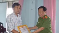Khen thưởng Đại úy Công an và BVDP bị thương trong khi truy bắt tội phạm