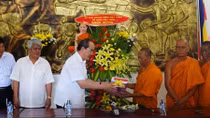 Đồng chí Nguyễn Thiện Nhân thăm, tặng quà Tết đồng bào dân tộc Khmer