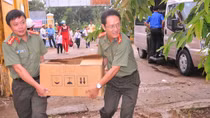 Công an TP Cần Thơ trao quà cho học sinh nghèo Vị Thuỷ