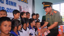 Công an TP Cần Thơ tặng quà cho học sinh nghèo