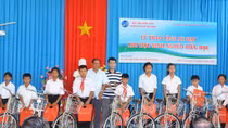 Công an Trà Vinh tiếp tục trao 50 xe đạp cho học sinh