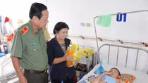 Tặng quà tết tại Bệnh viện Nhi đồng Cần Thơ