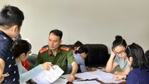 Đến tận chung cư giúp dân hoàn tất thủ tục cư trú