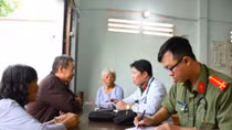 Công an Trà Vinh khám bệnh, cấp thuốc miễn phí cho các cụ ở nhà dưỡng lão