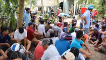 Phá trường gà, gần trăm con bạc đang say sưa sát phạt