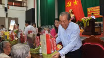 Tặng quà Mẹ VNAH, gia đình chính sách, học sinh nghèo vượt khó tỉnh Vĩnh Long