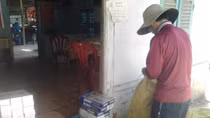 Cải trang làm người cắt cỏ để vận chuyển thuốc lá lậu