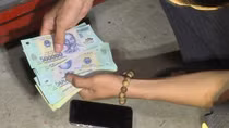 Cho người phụ nữ lạ vào nhà, nhờ xoa dầu bị mất tài sản