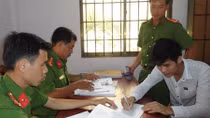 Bé gái bị bạn trai quen qua mạng chuốc say rồi xâm hại